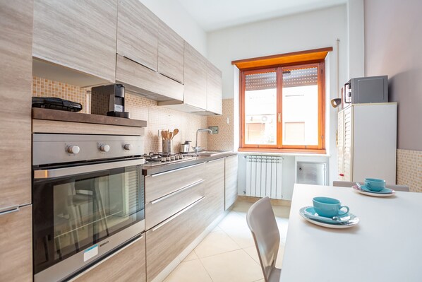 Fridge, microwave, oven, dishwasher - St Peters Colorful 3BDR Apartment (Roma)