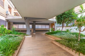 Property grounds - St Peters Colorful 3BDR Apartment (Roma)