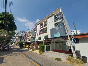 Exterior - Spacious 5-bedroom 5.5 bathrooms  townhome in Nimman with airport pick up (Chang Wat Chiang Mai)