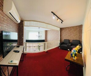 Smart TV - Spacious 5-bedroom 5.5 bathrooms  townhome in Nimman with airport pick up (Chang Wat Chiang Mai)