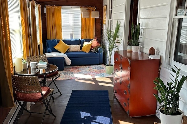 Sun room with pull out sofa bed.