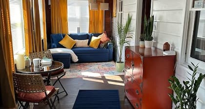 Charming cottage with lake access, wood burning fire place, and WiFi