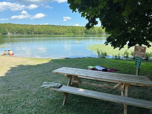 Charming cottage with lake access, wood burning fire place, and WiFi