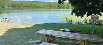 Charming cottage with lake access, wood burning fire place, and WiFi