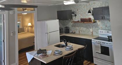 Charming 2-bedroom cottage with AC, WiFi in welcoming Kyle