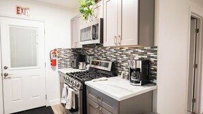 Microwave - Charming Newly Remodeled 3-bedroom house in wonderful Las Vegas (Las Vegas)