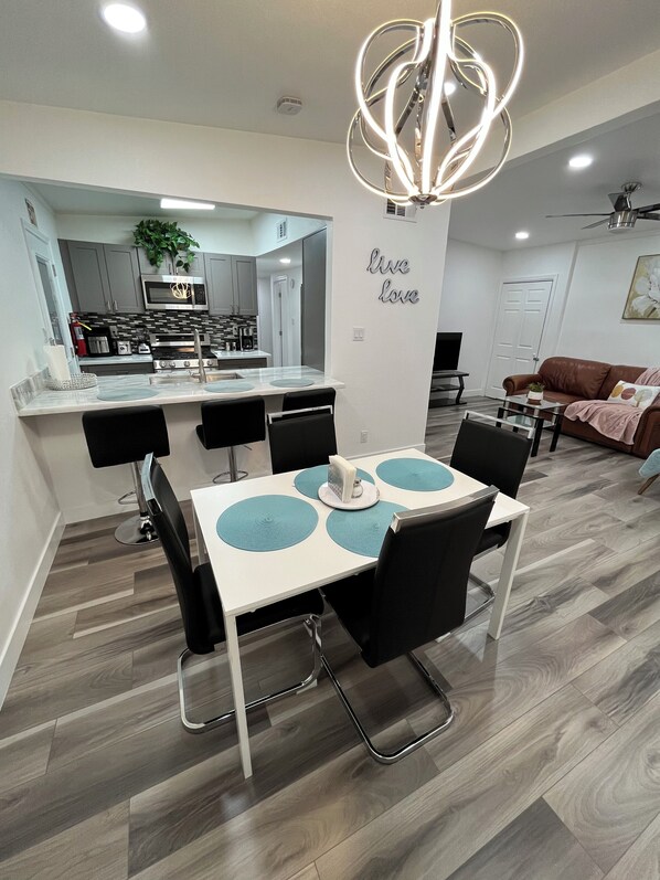 Dining - Charming Newly Remodeled 3-bedroom house in wonderful Las Vegas (Las Vegas)