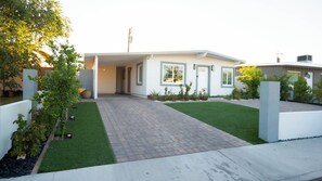 Exterior - Charming Newly Remodeled 3-bedroom house in wonderful Las Vegas (Las Vegas)