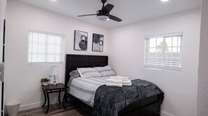 3 bedrooms, iron/ironing board, WiFi, bed sheets - Charming Newly Remodeled 3-bedroom house in wonderful Las Vegas (Las Vegas)