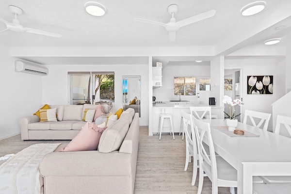 Lounge/Dining