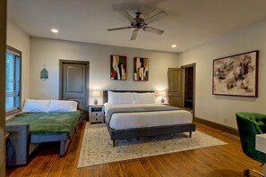 6 slaapkamers, een bureau, een strijkplank/strijkijzer, reisbedje