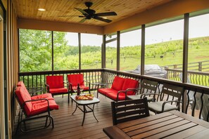 Outdoor dining - Vineside Manor | Family Reunion & Group Retreat (Cleveland)
