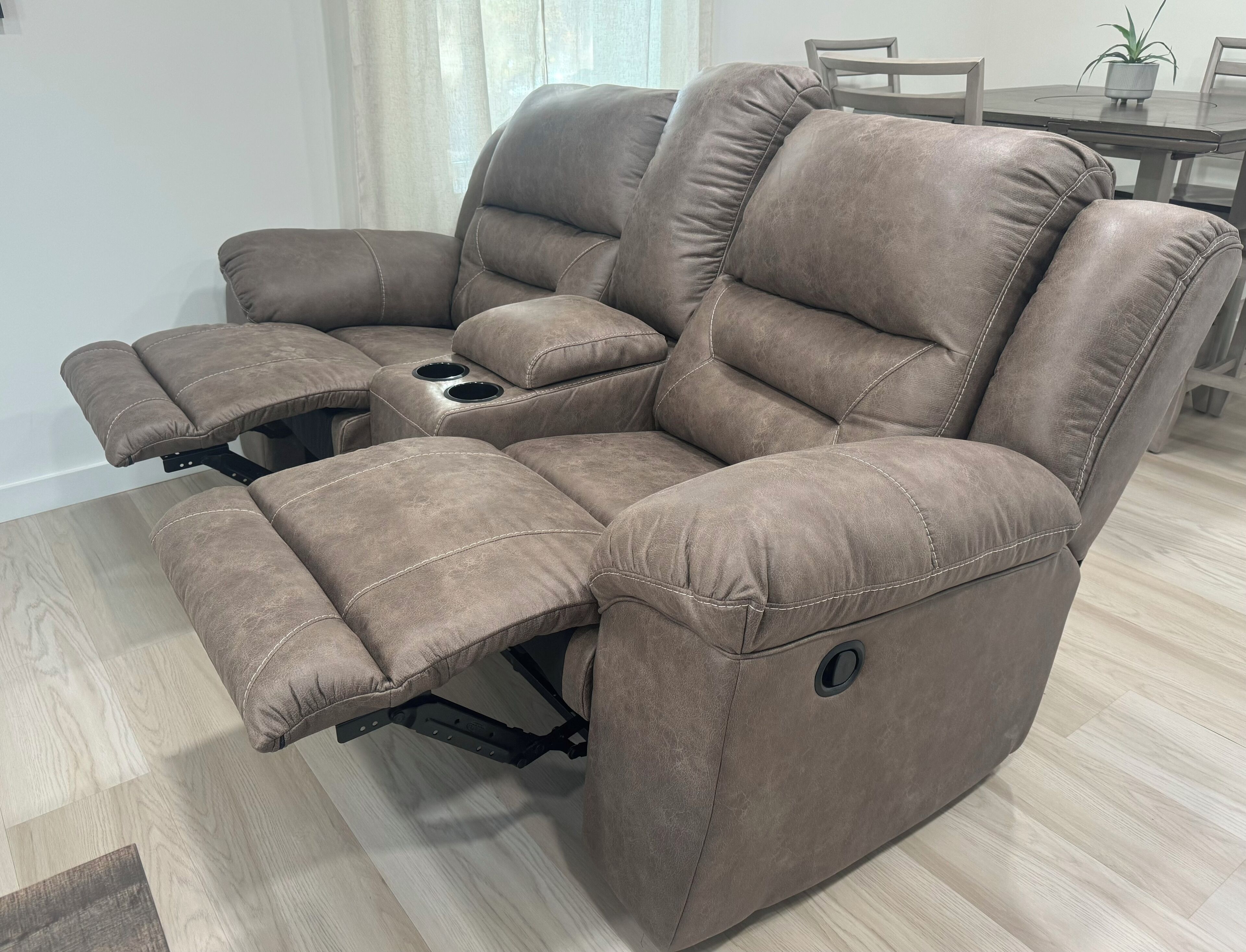 Ein Liegesofa mit integriertem Getränkehalter und Staufächern.