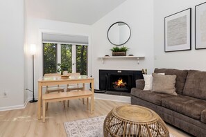 Smart-TV, Kamin, Videospiele, Bücher