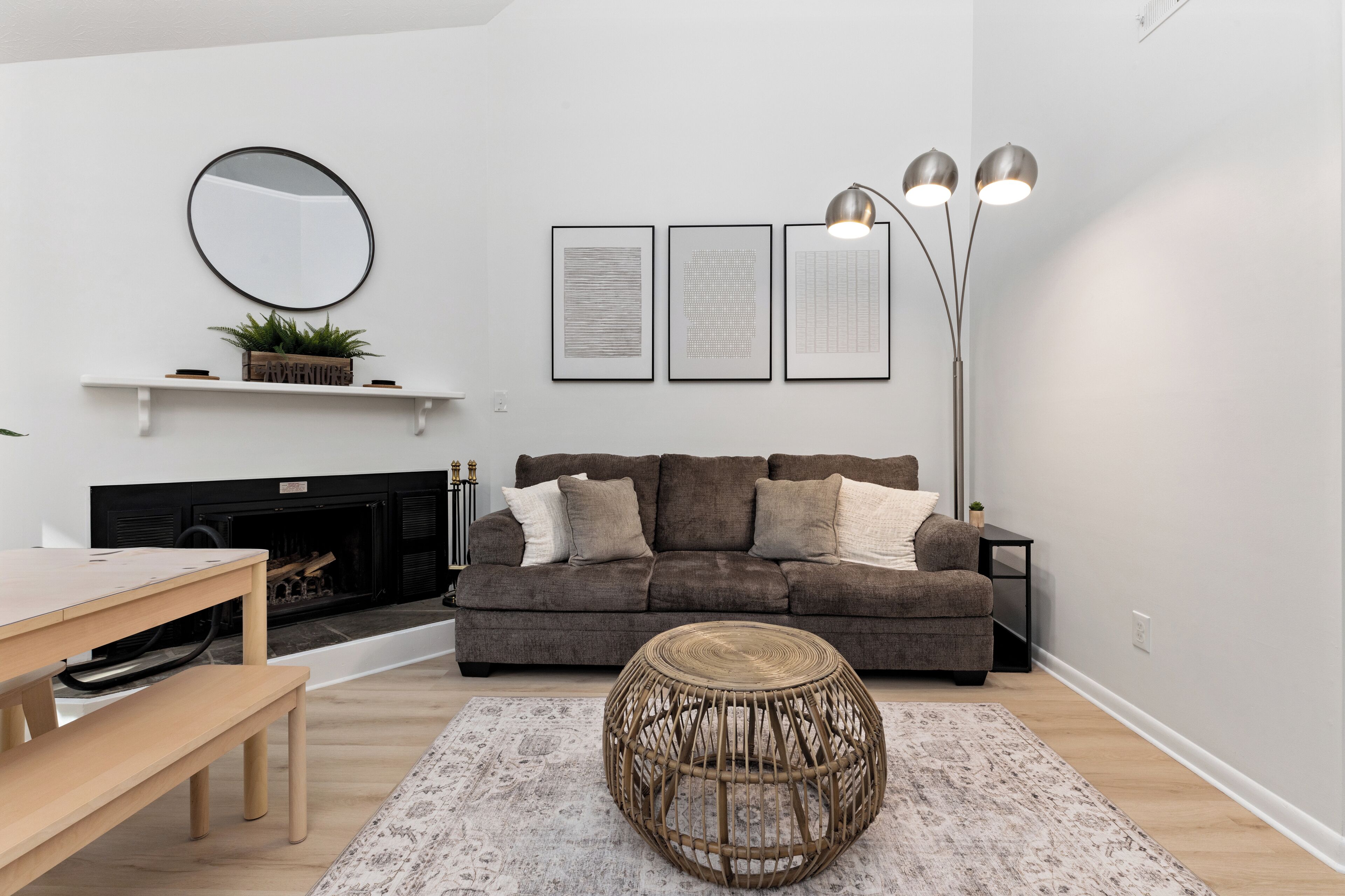 Smart-TV, Kamin, Videospiele, Bücher