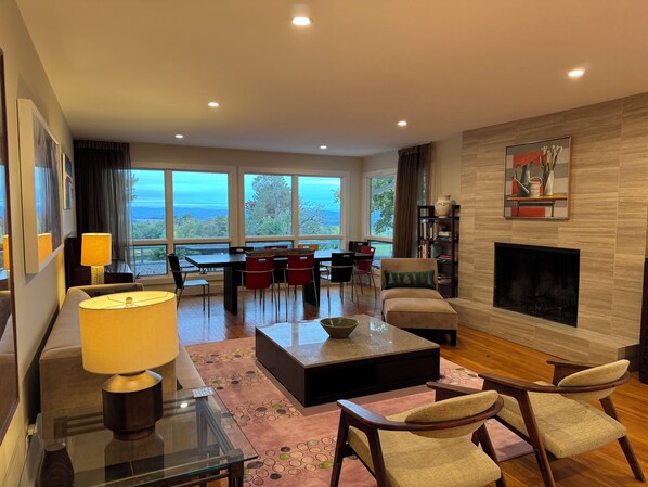 Smart TV, fireplace - Cheerful Home with Stunning Views and Indoor Fireplace (Copake)