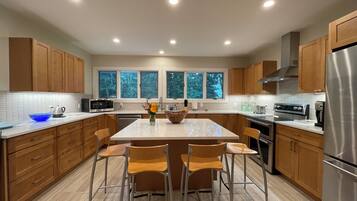 Mikrobølgeovn, ovn, kokeplater og oppvaskmaskin