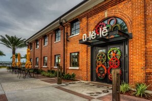 Exterior - Sleeps 22! Jacuzzi/ 2 Blocks from Armature Works! (Tampa)