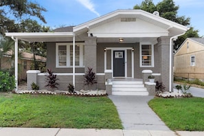 Exterior - Sleeps 22! Jacuzzi/ 2 Blocks from Armature Works! (Tampa)