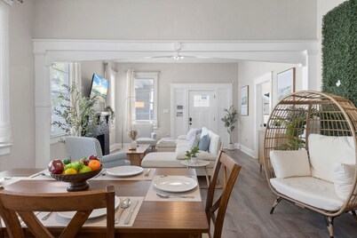 Sleeps 22! Jacuzzi/ 2 Blocks from Armature Works!