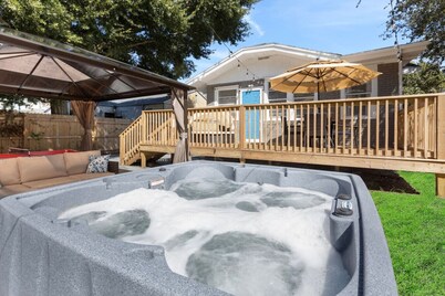 Sleeps 22! Jacuzzi/ 2 Blocks from Armature Works!