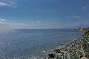 På stranden