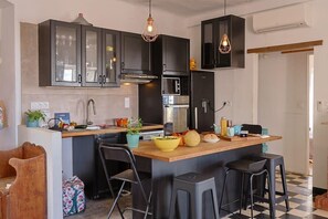 Een koelkast, een microgolfoven, een oven, een kookplaat