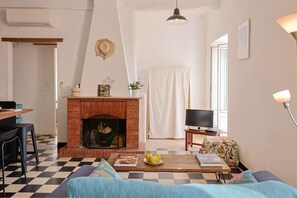 TV, fireplace