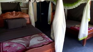Une chambre à coucher avec un lit à baldaquin, un dais et une table de chevet avec une lampe.