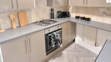 Geladeira, micro-ondas, fogão, cooktop