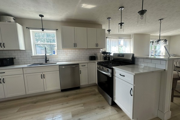 Microondas, horno, placa de cocina y lavavajillas