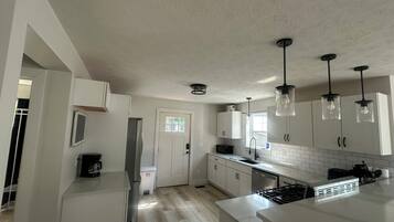 Microondas, horno, parrilla de estufa y lavavajillas