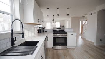 Mikrobølgeovn, ovn, kokeplater og oppvaskmaskin