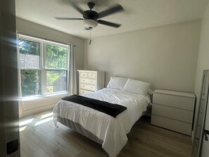 4 bedrooms, iron/ironing board, WiFi, bed sheets