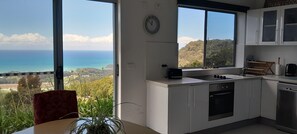 Fridge, microwave, oven, stovetop - ON TOP OF THE WORLD Garden Studio
Panoramic Ocean Views, Close to Town & Beaches (Korora)