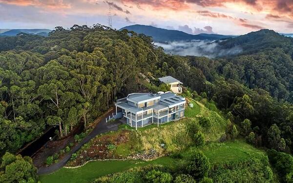 ON TOP OF THE WORLD Garden Studio Panoramic Ocean Views, Close to Town & Beaches