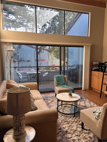 Welcoming 2-bedroom condo close to the beach in charming Birch Bay.
