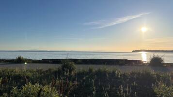 Beach nearby, sun loungers, beach towels