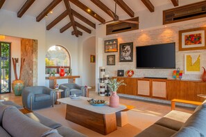 Smart-TV, Kamin, Stereoanlage