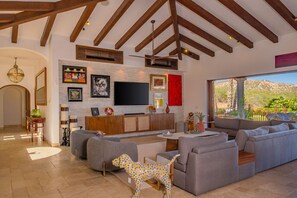 Smart-TV, Kamin, Stereoanlage