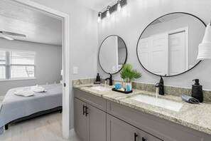 Douche, sèche-cheveux, serviettes fournies, savon
