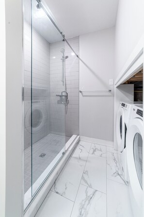 Shower, hair dryer, towels, soap - Charming 1 bedroom Boho retreat- Close to downtown  (Ottawa)