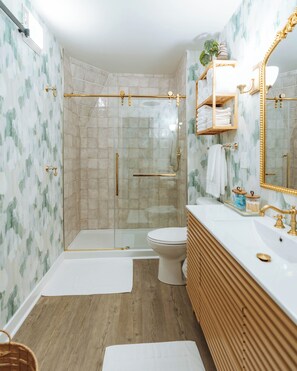 Douche, séchoir à cheveux, serviettes fournies, savon