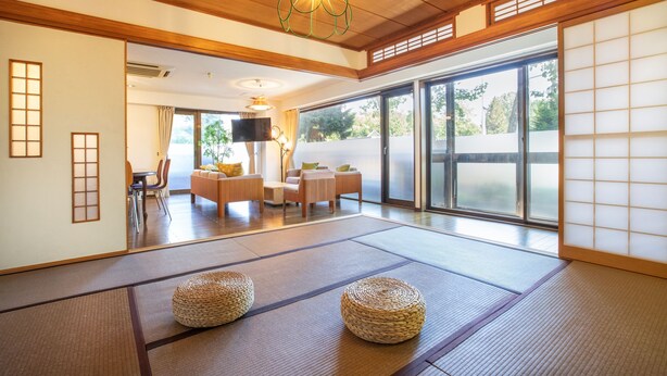 Ein traditioneller japanischer Raum mit Tatami-Böden, einem Tatami-Tisch und einem Shoji-Bildschirm.