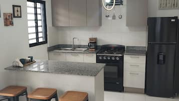 Refrigerador, horno, parrilla de estufa y cafetera y tetera