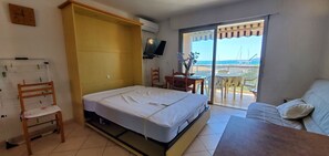 Iron/ironing board, WiFi, bed sheets