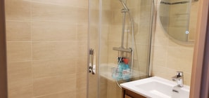 Dusche, Haartrockner, Handtücher