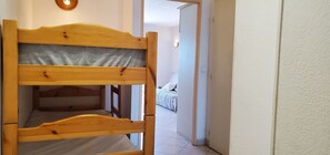 Tabla de planchar con plancha y ropa de cama 
