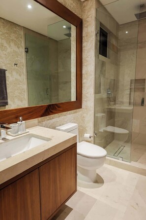 Douche, sèche-cheveux, serviettes fournies