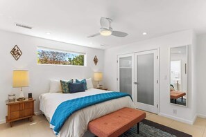 3 habitaciones, escritorio y tabla de planchar con plancha 